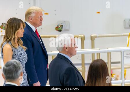 Le président Donald Trump et la première dame Melania Trump rejoints par le vice-président Mike Pence la deuxième dame Karen Pence et les dirigeants de la NASA et de Lockheed Martin participent à une tournée des capsules Orion le mercredi 27 2020 mai au bâtiment de soutien opérationnel du Centre spatial Kennedy à Cape Canaveral Fla Banque D'Images