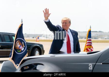 Le président Donald Trump applaudit et claque tout en reconnaissant les foules qui attendent sur la ligne de vol après avoir débarqué de l'armée de l'air le mercredi 21 août. 2019 à l'aéroport international de Louisville, Louisville, Kentucky. Banque D'Images