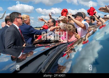 Le Président Donald Trump serre la main et pose pour des photos avec des supporters jeudi 3 2019 octobre à son arrivée à l'aéroport international d'Ocala, en route pour visiter les villages FL. Banque D'Images