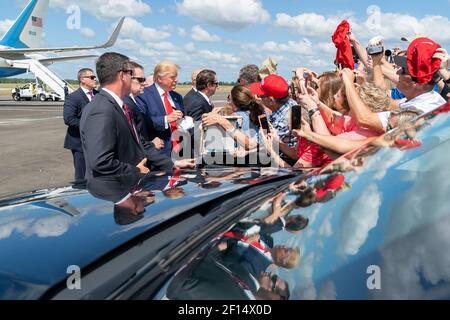 Le Président Donald Trump serre la main et pose pour des photos avec des supporters jeudi 3 2019 octobre à son arrivée à l'aéroport international d'Ocala, en route pour visiter les villages FL. Banque D'Images