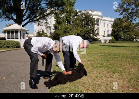 Le président Obama a fait une promenade avec l'ancien chef d'état-major et le maire de Chicago Rahm Emanuel quand ils se sont arrêtés pour s'embuer de Sunny le chien, le long du sud de la Maison Blanche ca. 6 octobre 2014 Banque D'Images