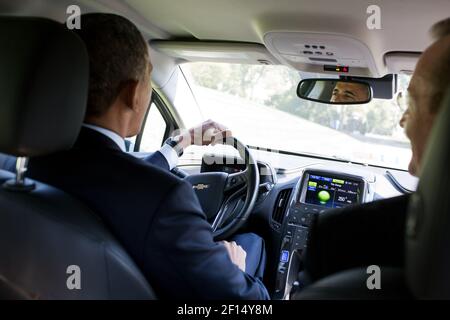 Le président Barack Obama conduit la Chevy Volt de l'ancien secrétaire de presse Robert Gibbs autour de la South Lawn Drive of the White House, 12 octobre 2012 Banque D'Images