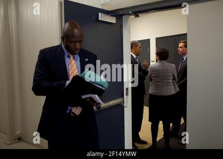 Le président Barack Obama s'entretient avec la conseillère principale Valerie Jarrett et le sénateur Mark Warner (D-va) à la Cour du Sud de l'immeuble Eisenhower, le 29 octobre 2009. L'aide personnelle Reggie Love attend à gauche Banque D'Images