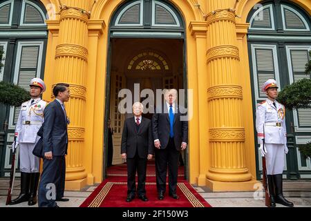 Le Président Donald Trump est accueilli par Nguyen Phu Trong Secrétaire général du Parti communiste et Président de la République socialiste du Vietnam au Palais présidentiel mercredi 27 2019 février à Hanoi. Banque D'Images