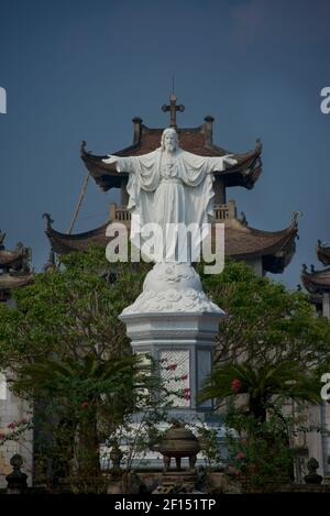 Statue de Jésus-Christ à la cathédrale de Phat Diem, Phat Diem, province de Ninh Binh, Vietnam Banque D'Images