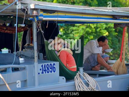 La vie sur le fleuve sur le delta du Mékong. District de Cat Cai Lậy, province de Tien Giang, Vietnam. Les familles vivent sur des bateaux et voyagent sur les voies navigables ici. Banque D'Images