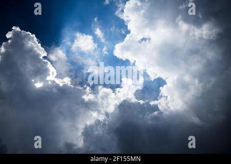 Ciel bleu profond avec nuages de stratocumulus Banque D'Images