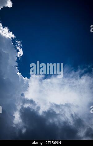 Ciel bleu profond avec nuages de stratocumulus Banque D'Images