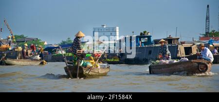 Bateaux à aubes échangeant des produits au marché flottant de Cai rang, Delta du Mékong, Vietnam Banque D'Images