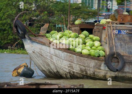 Bateaux à aubes échangeant des produits au marché flottant de Cai rang, Delta du Mékong, Vietnam Banque D'Images