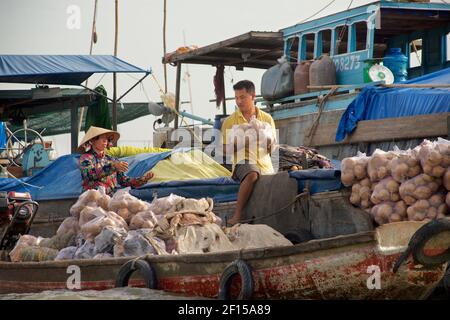 Bateaux à aubes échangeant des produits au marché flottant de Cai rang, Delta du Mékong, Vietnam Banque D'Images