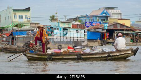 Bateaux à aubes échangeant des produits au marché flottant de Cai rang, Delta du Mékong, Vietnam Banque D'Images