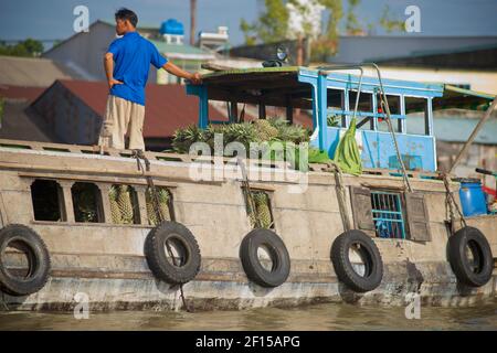 Bateaux à aubes échangeant des produits au marché flottant de Cai rang, Delta du Mékong, Vietnam Banque D'Images