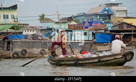 Bateaux à aubes échangeant des produits au marché flottant de Cai rang, Delta du Mékong, Vietnam Banque D'Images