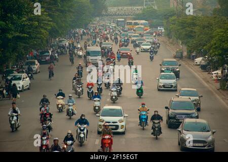 Trafic urbain, Hanoï, Vietnam. Rue animée avec motos, voitures et bus. Banque D'Images