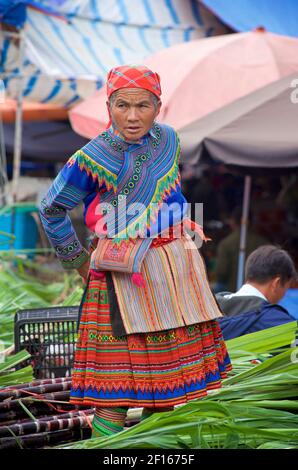 Fleur Hmong femme dans le style local tenue au marché de bac Ha. Lao Cai, nord-est du Vietnam Banque D'Images