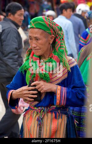 Flower Hmong Woman dans une tenue de style local, shopping au marché de bac Ha. Lao Cai, nord-est du Vietnam Banque D'Images