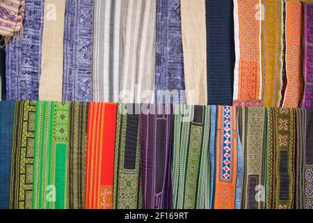 Tissu Hmong coloré à vendre sur le marché de bac Ha, Vietnam. Banque D'Images