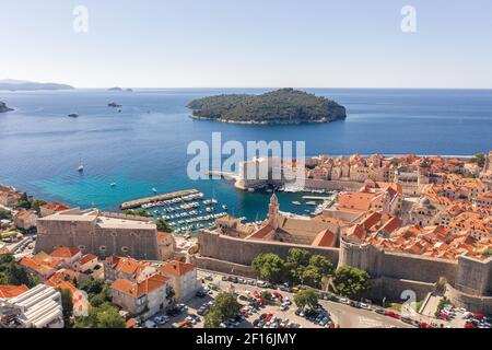 Tir de drone aérien d'Otok Lokrum à Dubrovnik avec Vue sur le port en Croatie matin d'été Banque D'Images