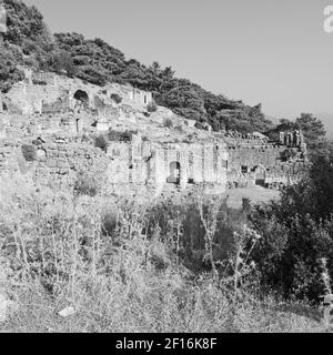 Ruines de pierre et de théâtre à antalya arykanda turquie asie ciel et le vieux temple Banque D'Images