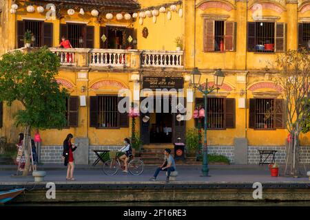 Café en bord de mer à côté de Bach Dang St, Hoi an, province de Quảng Nam, Vietnam. Rivière Thu bon Banque D'Images