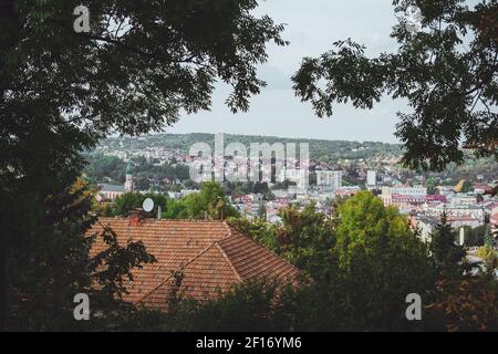 Point de vue de la colline du château sur la ville de Przemysl lors d'une journée ensoleillée et claire sur un ciel bleu vif. Château de Przemysl. Przemysl, Pologne. Vue à travers Banque D'Images