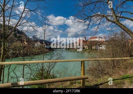 Vue sur la rivière Lech dans la ville de Fuessen et les montagnes de l'alp en arrière-plan lors d'une journée merveilleuse avec un ciel bleu au printemps. Banque D'Images