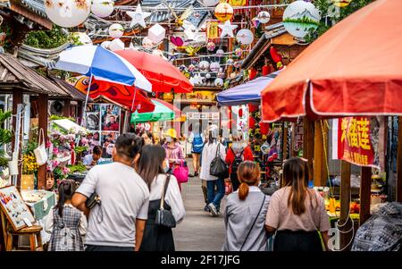 Dali Chine , 7 octobre 2020 : allée animée colorée avec des gens et des stands de shopping dans la vieille ville de Dali Yunnan Chine Banque D'Images