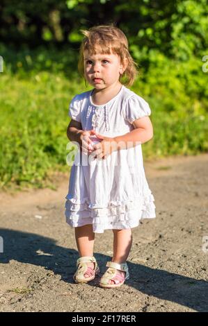 Une petite fille marche dans le parc Banque D'Images