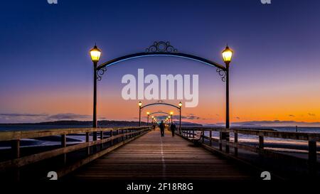 Blue Hour au-dessus du plus long quai du Canada, dans la baie de Semiahmoo, dans le village de White Rock, en Colombie-Britannique, au Canada Banque D'Images