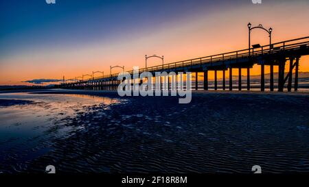 Cadre ensoleillé au-dessus de l'Horizon et le plus long quai du Canada dans la baie de Semiahmoo, dans le village de White Rock en Colombie-Britannique, au Canada Banque D'Images