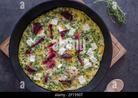 frittata de légumes avec betteraves, fromage feta et herbes Banque D'Images