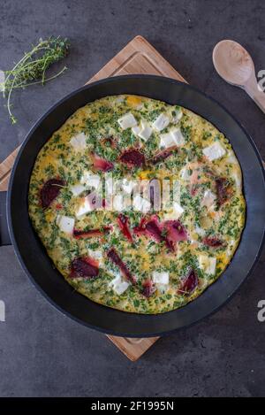 frittata de légumes avec betteraves, fromage feta et herbes Banque D'Images