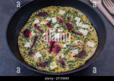 frittata de légumes avec betteraves, fromage feta et herbes Banque D'Images