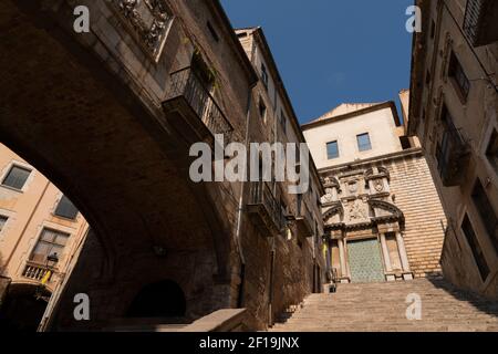 La casa Agullana (à tort connue sous le nom de Palau del Vescomtat ou casa Fontcuberta). Escalier Sant Domènec. Rejointe par une arche au XVIIe siècle avec des pièces Banque D'Images