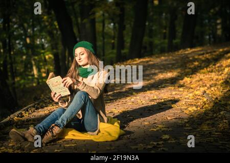 Girl reading book in Park Banque D'Images