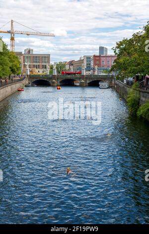 Berlin, Allemagne - 01 juillet 2018 : les gens nagent dans la Spree sur la Bodestrasse à Berlin Banque D'Images