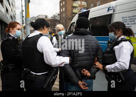 Des officiers de police féminins et des gendarmes spéciaux font une arrestation à la suite d'une perturbation à Southwark, Londres, lors d'une opération de toutes les femmes par la police métropolitaine, la première du genre pour la force, pour marquer la Journée internationale de la femme. Date de la photo: Samedi 6 mars 2021. Banque D'Images