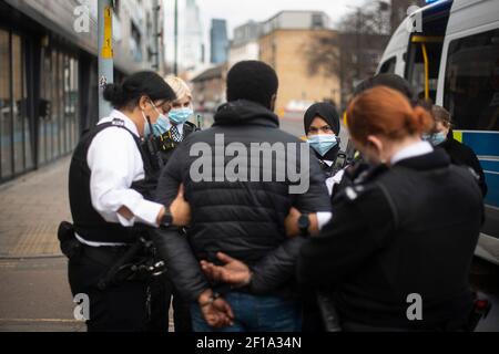 Des officiers de police féminins et des gendarmes spéciaux font une arrestation à la suite d'une perturbation à Southwark, Londres, lors d'une opération de toutes les femmes par la police métropolitaine, la première du genre pour la force, pour marquer la Journée internationale de la femme. Date de la photo: Samedi 6 mars 2021. Banque D'Images