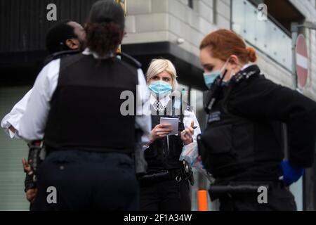 Des officiers de police féminins et des gendarmes spéciaux font une arrestation à la suite d'une perturbation à Southwark, Londres, lors d'une opération de toutes les femmes par la police métropolitaine, la première du genre pour la force, pour marquer la Journée internationale de la femme. Date de la photo: Samedi 6 mars 2021. Banque D'Images