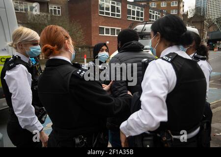 Des officiers de police féminins et des gendarmes spéciaux font une arrestation à la suite d'une perturbation à Southwark, Londres, lors d'une opération de toutes les femmes par la police métropolitaine, la première du genre pour la force, pour marquer la Journée internationale de la femme. Date de la photo: Samedi 6 mars 2021. Banque D'Images