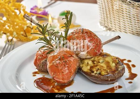 Image de côtelettes d'agneau sur un lit d'aubergine de légumes farcie de légumes Banque D'Images