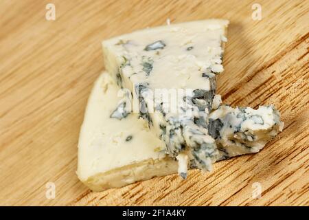 Le fromage bleu se trouve à l'horizontale sur une ancienne table en bois moule macro Banque D'Images