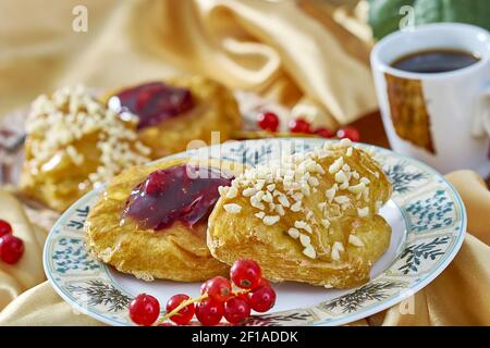 Cheesecake avec confiture sur une assiette contre le fond de la tasse avec un brin de groseilles rouges série plein recettes de cuisine Banque D'Images