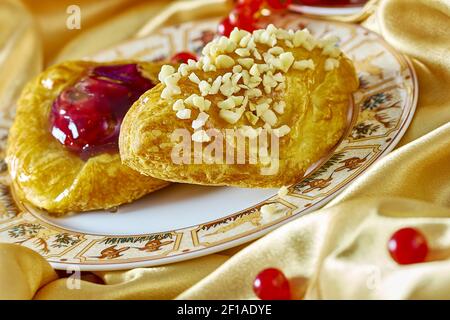 Cheesecake avec confiture sur une assiette contre le fond de la tasse avec un brin de groseilles rouges série plein recettes de cuisine Banque D'Images