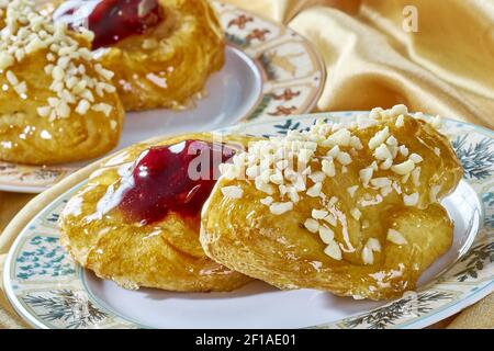 Cheesecake avec confiture sur une assiette contre le fond de la tasse avec un brin de groseilles rouges série plein recettes de cuisine Banque D'Images