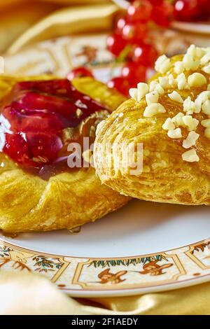 Cheesecake avec confiture sur une assiette contre le fond de la tasse avec un brin de groseilles rouges série plein recettes de cuisine Banque D'Images