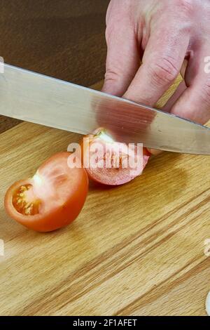 Cuire coupe une tomate sur une série de bois pleine recettes de cuisine Banque D'Images