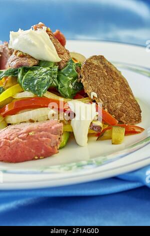 Salade de viande avec tomates vertes sur fond bleu de l'assiette beaucoup de recettes alimentaires Banque D'Images