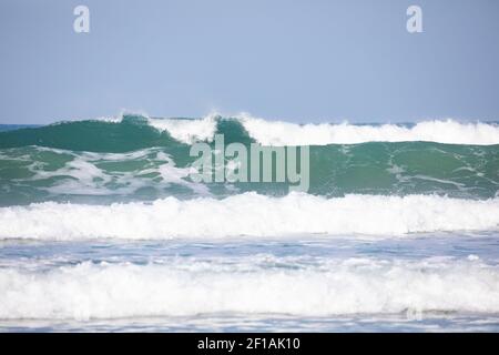 Vagues gigantesques à St Gothian Sands près de Hayle à Cornwall, au Royaume-Uni Banque D'Images